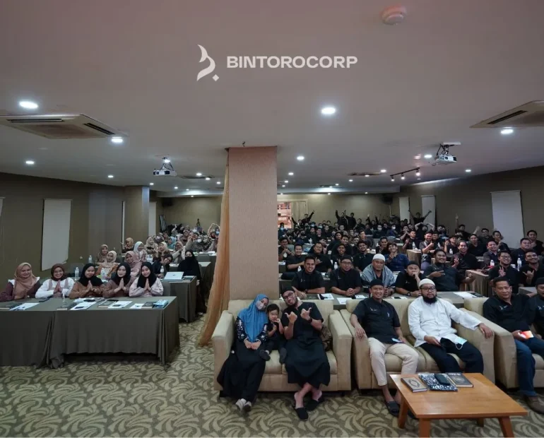 Foto bersama karyawan Bintoro Corp saat acara Pesantren Kilat