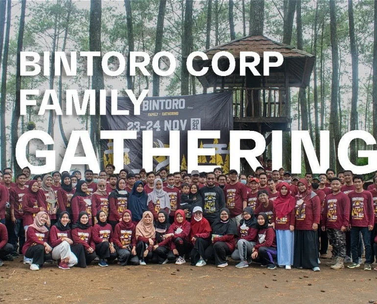 Karyawan Bintoro Corp melakukan games team building di Lembang